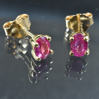 Boules d'oreilles rubis
